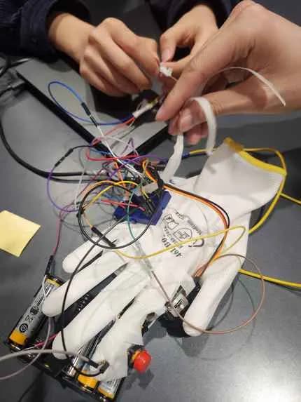 Wasteland Wearable Glove